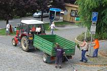 Pracovníci technických služeb provádějí pravidelnou údržbu v ulicích Domažlic.