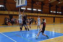 Basketbalisté Jiskry Domažlice U19 (v bílém) proti Tygrům Praha.