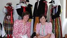 Marie Langová (vpravo) a Anna Burešová mají expozici Muzea krojů, které věnovaly spoustu času, na starosti. Přístupná je po telefonické domluvě na číslech 728 708 759 nebo 602 304 289.