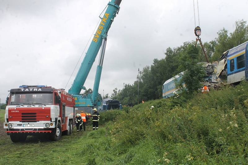 Odstraňování následků střetu dvou osobních vlaků u Milavčí na Domažlicku.