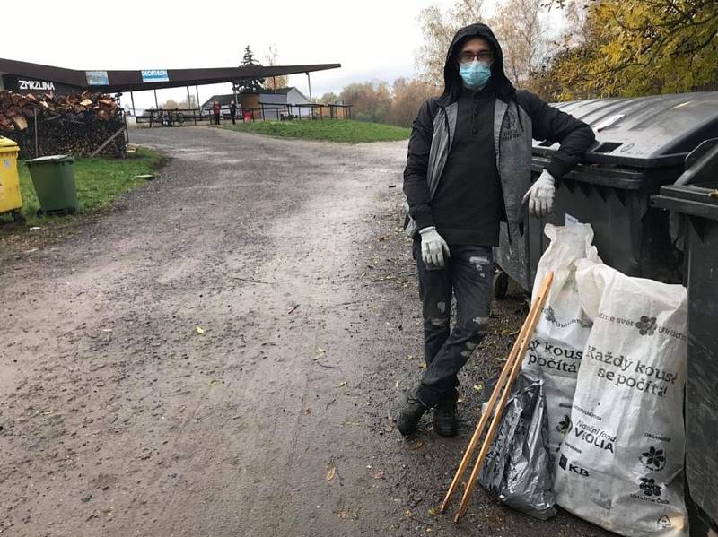 Odpad byl i během pandemie tam, kam nepatří. Lidé ho po nepořádnících uklízeli, i když si museli vzít roušku.