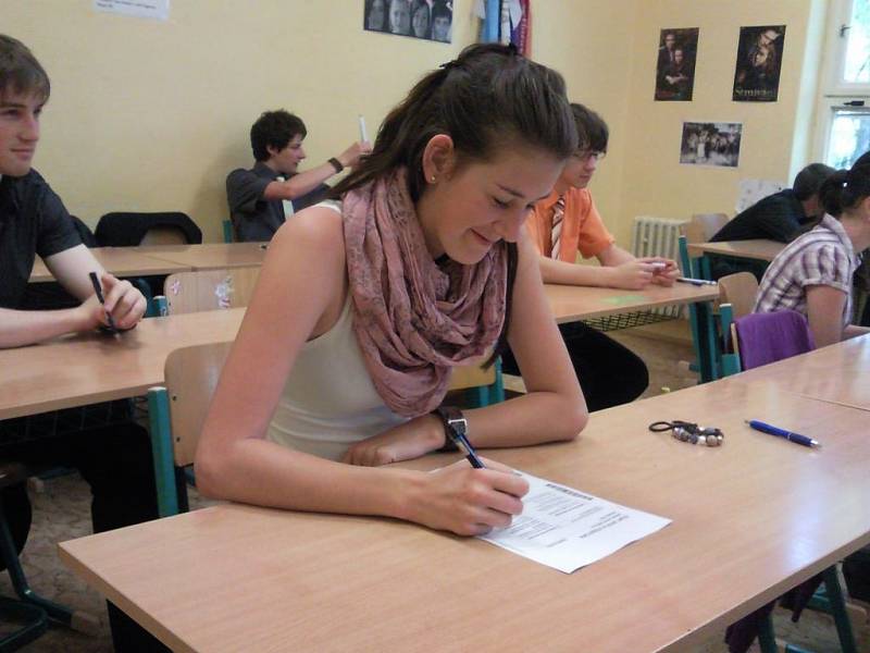 Šárka Rojtová z Domažlic při písemné maturitní zkoušce.