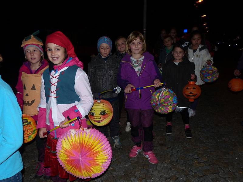 Lampionovým průvodem zahájili školáci dnešní Strašidelné spaní v družině. 