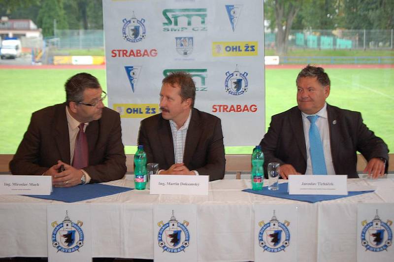 Ve fotbalovém klubu na Střelnici byla podepsána partnerská smlouva mezi Jiskrou Domažlice a konzorciem firem SMP CZ, OHL ŽS a Strabag.