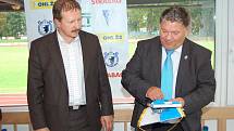 Ve fotbalovém klubu na Střelnici byla podepsána partnerská smlouva mezi Jiskrou Domažlice a konzorciem firem SMP CZ, OHL ŽS a Strabag.