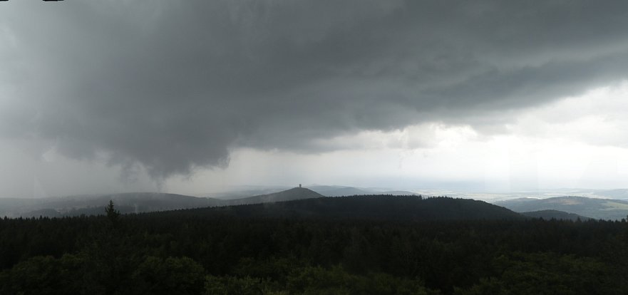 Lokální bouřka zasáhla také Pleš na Domažlicku, Veliký Zvon a rozhlednu Böhmerwaldturm na vrchu Ebene na německé straně hranic nad Českým lesem.
