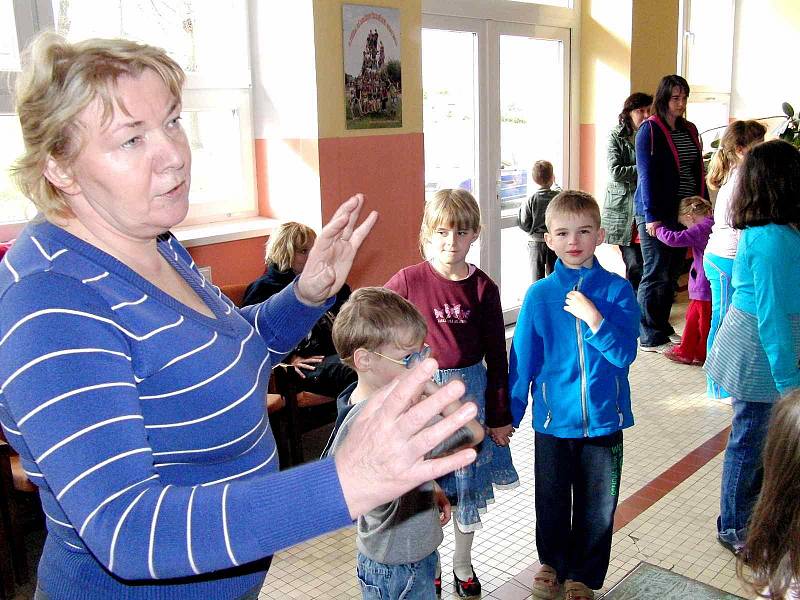 Ze zkoušky mladších i starších členů folklorního souboru Mráček.