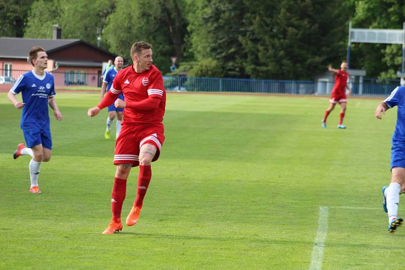 Fotbalisté FK Tachov (v červených dresech) potvrdili v sobotu roli favorita a porazili v České fotbalové lize tým Hořovicka 4:1.