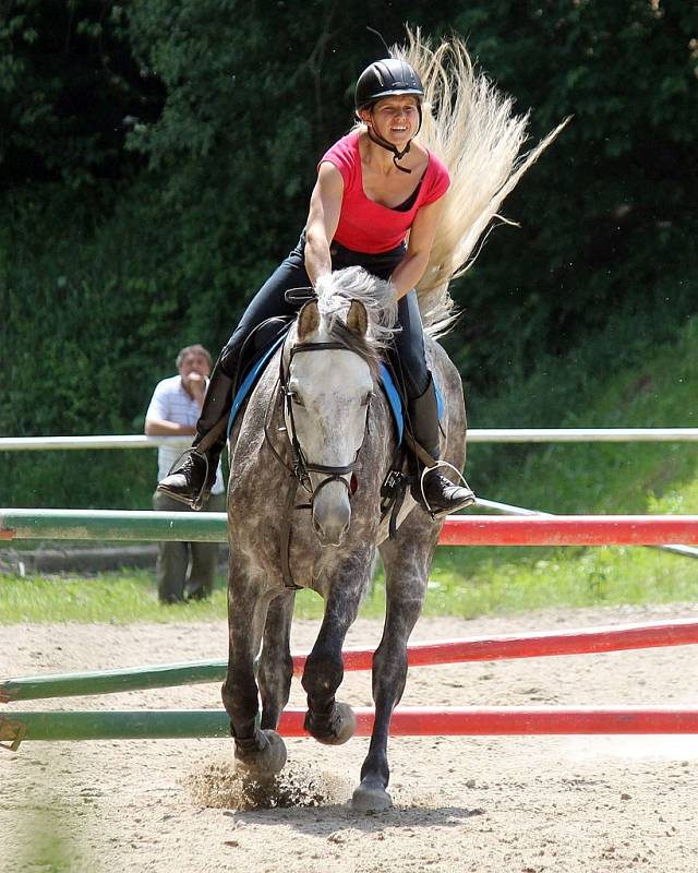 Jezdecké hobby závody na kolbišti pod Vavřincem v Domažlicích. Eva Svobodová s Ibiškem z TJ Holýšov.