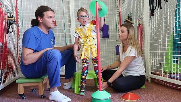Díky rehabilitacím se Matýsek ve čtyřech letech mohl poprvé postavit na nohy.