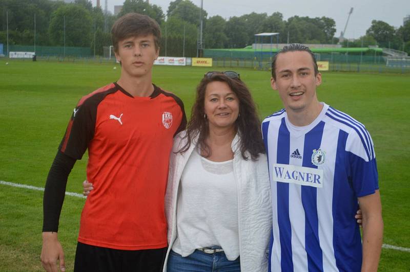 Ve svém úvodním zápase Memoriálu Matěje Strejčka vyhrála Jiskra Domažlice (v modrém) nad dorostem Viktorie Plzeň U19 6:3.