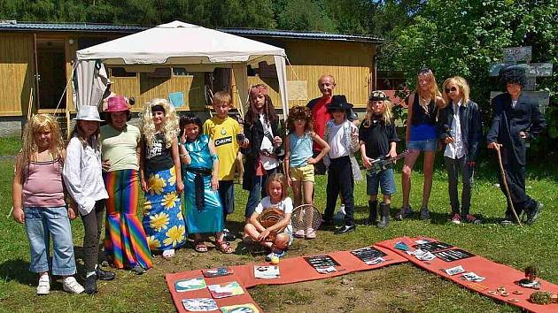 Celebrity na společném snímku, v popředí otisky jejich dlaní na chodníku slávy.