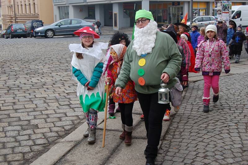 Z masopustního průvodu dětí ze školních družin Domažlicemi.