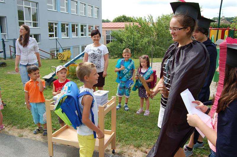 Z pasování předškoláků z MŚ Msgre B. Staška Domažlice na školáky.