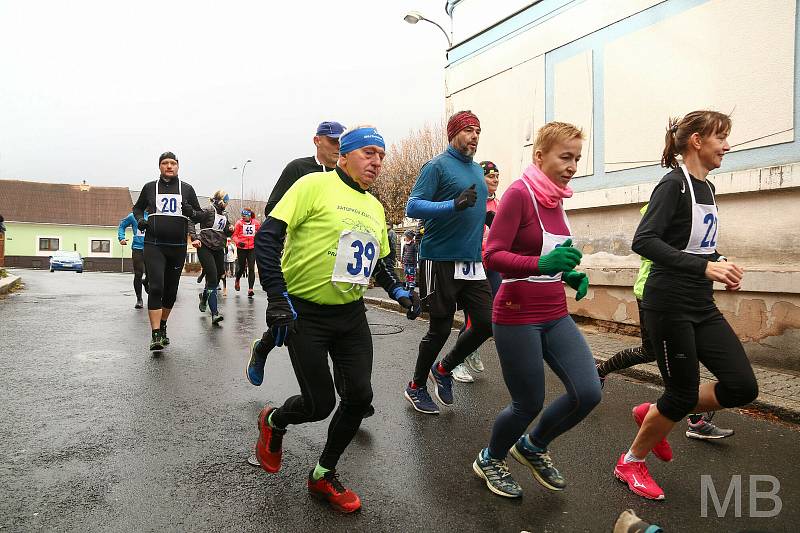 Více než 60 závodníků vyběhlo ze Kdyně na horskou chatu Koráb vzdálenou 6,3 kilometru  s převýšením 365 metrů. Běh se uskutečnil po dvou letech.