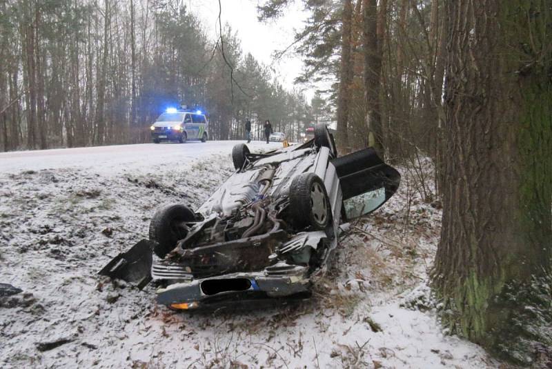 U Draženovské hory dostalo auto smyk a skončilo na střeše. Řidička vyvázla bez zranění.