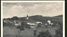 Často se na pohlednicích nebo fotografiích objevuje trhanovský zámek. Nechybějí ani snímky mapující proměnu obce.