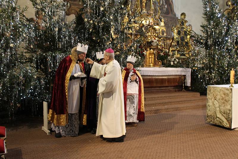 Obchůzce obcí předcházel krátký nácvik koledy v lokále loučimské hospody.