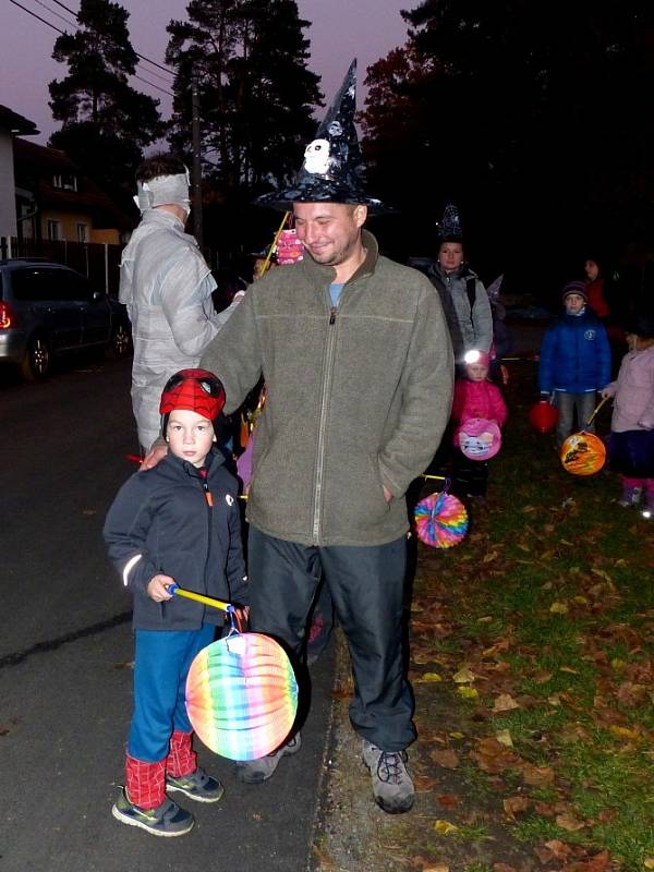 Šnajberkští měli Halloween s lampionovým průvodem.