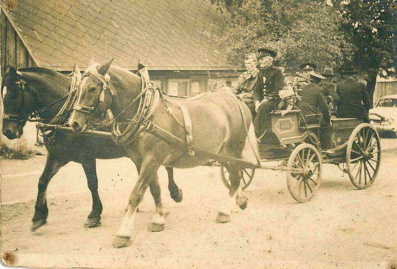 Archiv SDH v Újezdu skýtá desítky historických fotografií. Zachycují výročí, slavnosti i soutěže.