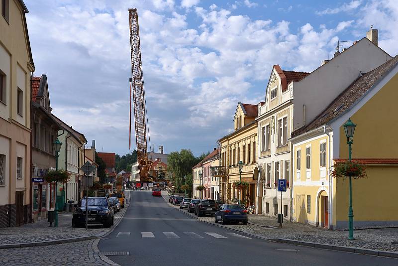 Největší kolový jeřáb v zemi v pondělí usadil na opravené pilíře deset betonových nosníků, z nichž se skládá nový most. Ten bude mít širší vozovku i vyšší nosnost. Řidiči se po něm projedou až příští rok.