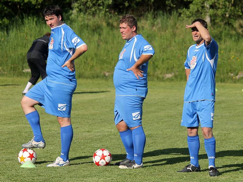 NA HLOHOVOU  DUKLOU! Fotbalisté TJ Sedmihoří Oplotec uspěli v projektu Kopeme za fotbal a vyhráli trénink vedený prvoligovými trenéry. Ve čtvrtek v podvečer se tak tým fotbalistů z Oplotce a okolí připravoval na dnešní šlágr IV. třídy okresního přeboru s 