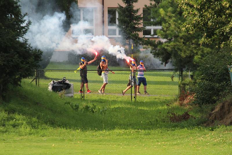 Jedenáctigólová demolice Chodova B (oranžové fresy) v Mrákově s místní rezervou (modré dresy).