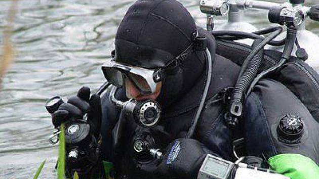 Z rybníku u Křemenice vytáhli policejní potápěči mrtvolu muže