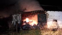 Pět jednotek včetně jedné z Německa vyjelo v pondělí večer k požáru asi 70 balíků slámy v zemědělské usedlosti ve Všerubech na Domažlicku.