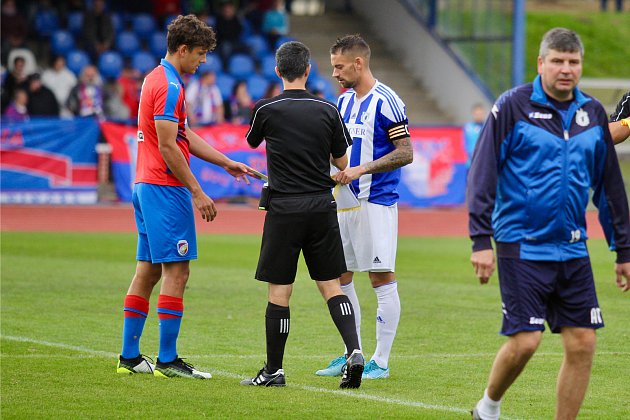 Viktoria Plzeň B (v červených dresech) utrpěla na Chodsku debakl. S Domažlicemi padla vysoko 0:8.