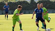 6. kolo FORTUNA ČFL, skupina A: FK Loko Vltavín (zelení) - Jiskra Domažlice (modří) 2:2.