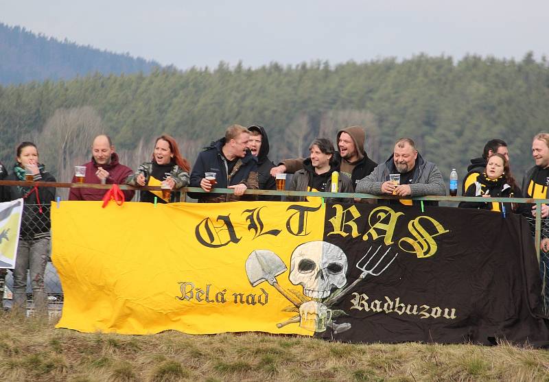 To byly ještě časy...! Start Bělá nad Radbuzou má skvělé a věrné fanoušky, což ale už dlouho nemohou přímo na hřišti svým oblíbeným fotbalistům dokázat. Ale vždyť on vlastně covid na trávník ještě asi dlouho nepustí ani samotné hráče...