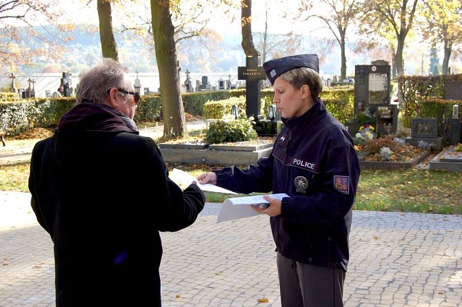 Policisté varují návštěvníky hřbitovů před zloději.