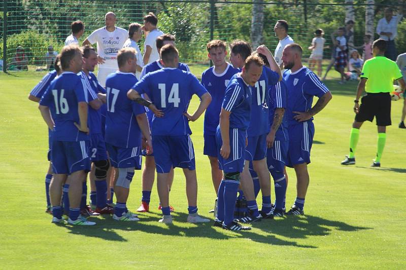 Přátelský zápas na oslavu 55 let herce Ivana Trojana v Krchlebech: šKrchlebský samet - Real Top Praha 6:10.