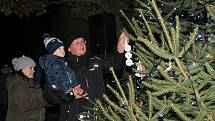 Rozsvícení vánočního stromku ve Spáňově má zatím krátkou tradici.