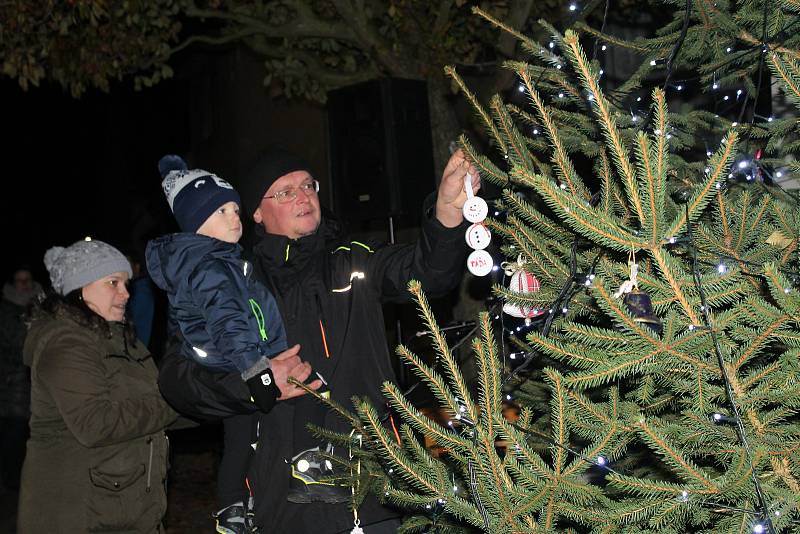 Rozsvícení vánočního stromku ve Spáňově má zatím krátkou tradici.