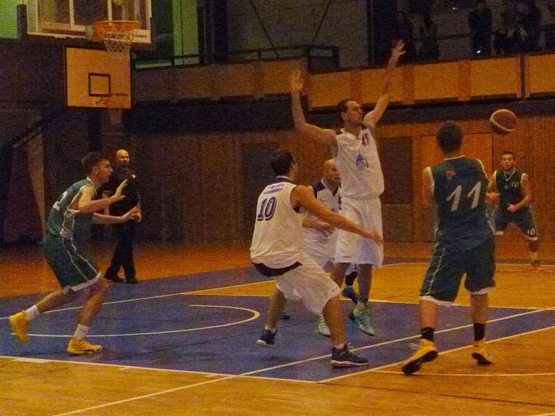 Z pohárového utkání domažlických basketbalistů.