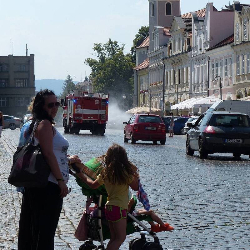 Domažličtí dobrovolní hasiči ochlazují dlažbu historického náměstí už od soboty. Dnešek nebyl výjimkou.