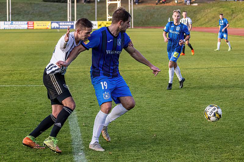 15. kolo FORTUNA ČFL, skupina A: TJ Jiskra Domažlice (na snímku fotbalisté v modrých dresech) - FK Admira Praha 1:1 (0:1).