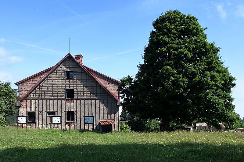 Demolice bývalých vojenských objektů na hoře Čerchov na Domažlicku 8. července 2021.