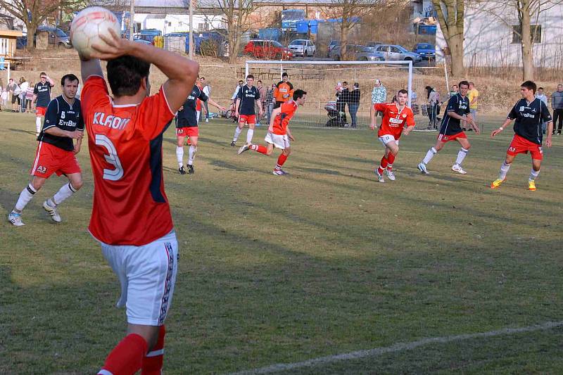 Z utkání fotbalistů FK Holýšov a SK Klatovy.