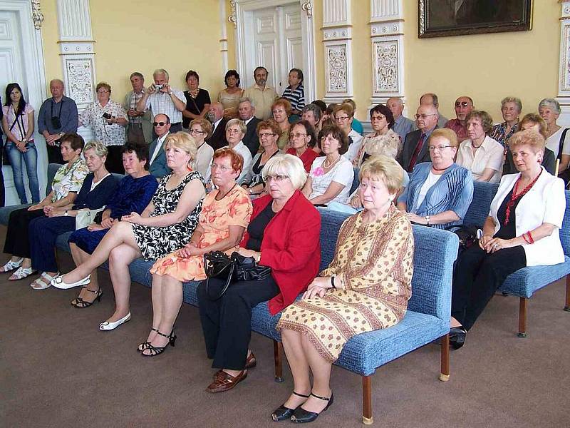 Ze zakončení Univerzity III. věku v obřadní síni domažlické radnice.