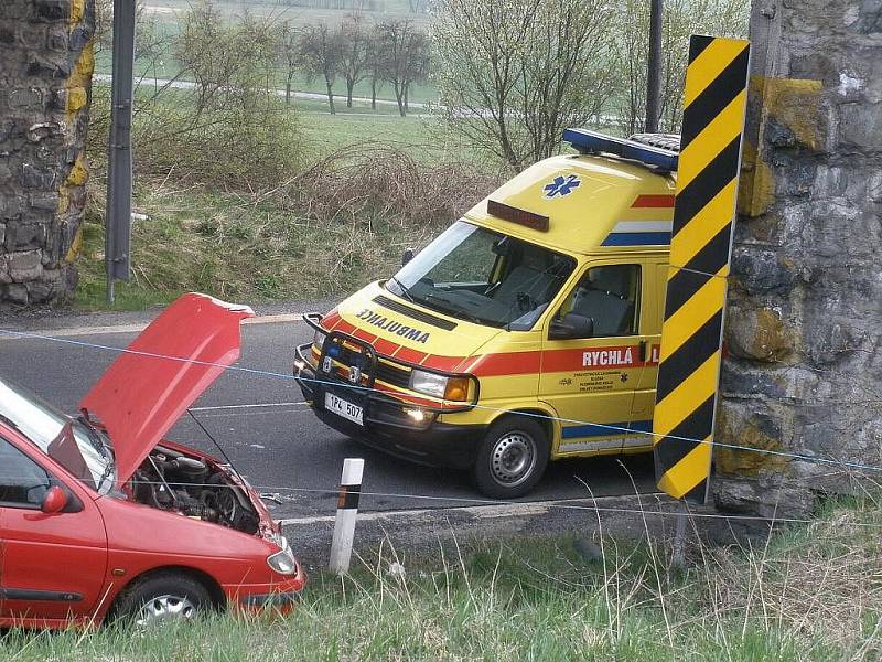 Dopravní nehoda pod viaduktem u Loučimi.