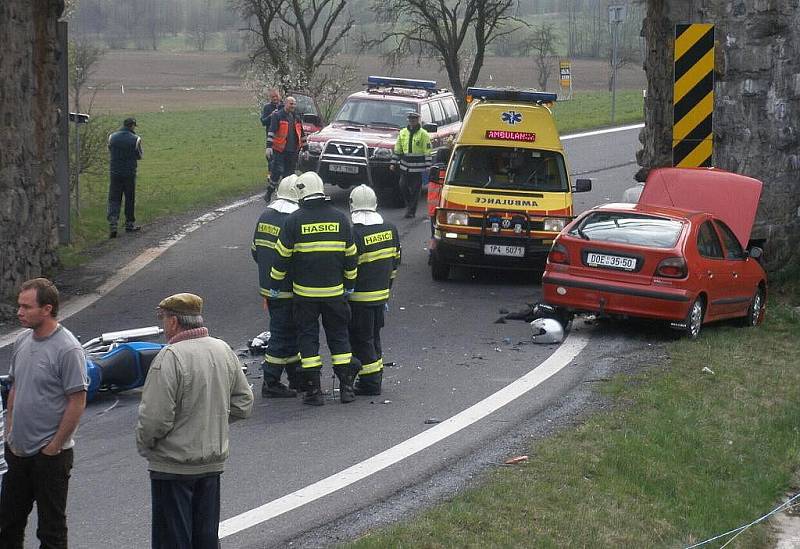 Dopravní nehoda pod viaduktem u Loučimi.