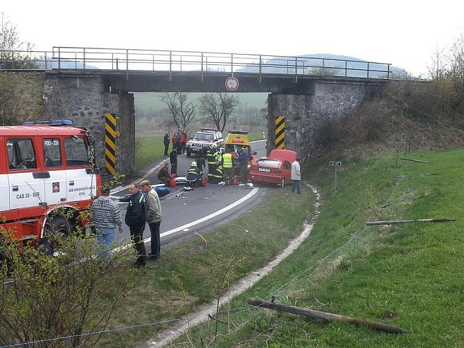 Dopravní nehoda pod viaduktem u Loučimi.
