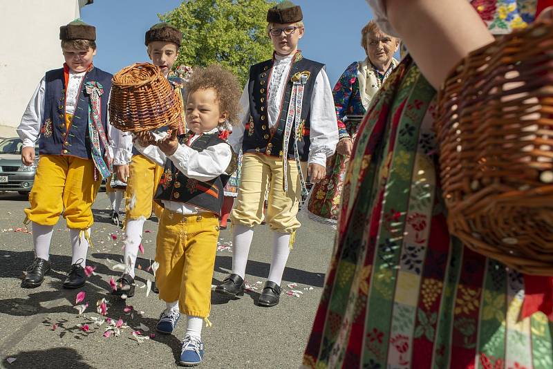 Průvod tradičních chodských krojů byl k vidění po ranní mši v neděli 19. června 2022 v Mrákově při slavnosti Božího těla též zvané Slavnost Těla a Krve Páně.