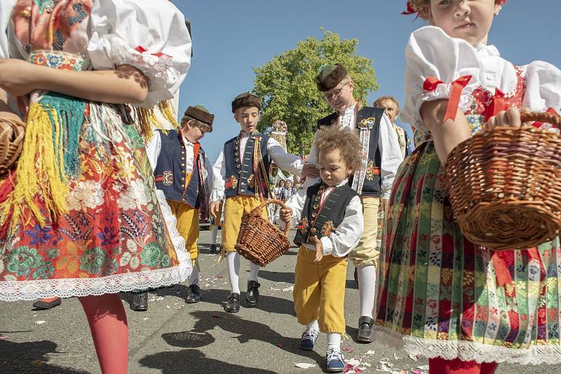 Průvod tradičních chodských krojů byl k vidění po ranní mši v neděli 19. června 2022 v Mrákově při slavnosti Božího těla též zvané Slavnost Těla a Krve Páně.