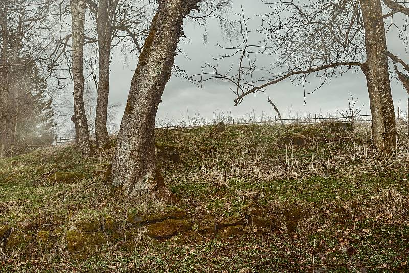 Kniha Po pěšinách Bělskem představuje historii regionu a jeho proměny. Součástí jsou dobové fotografie zaniklých obcí. V publikaci nechybějí ani současné snímky, tento pochází ze zaniklé obce Pleš.