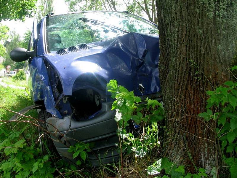 Z MÍSTA NEHODY. Řidič automobilu měl při vší smůle zároveň asi obrovské štěstí.  