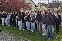 Slavnostní shromáždění v zahradě Chodského hradu.